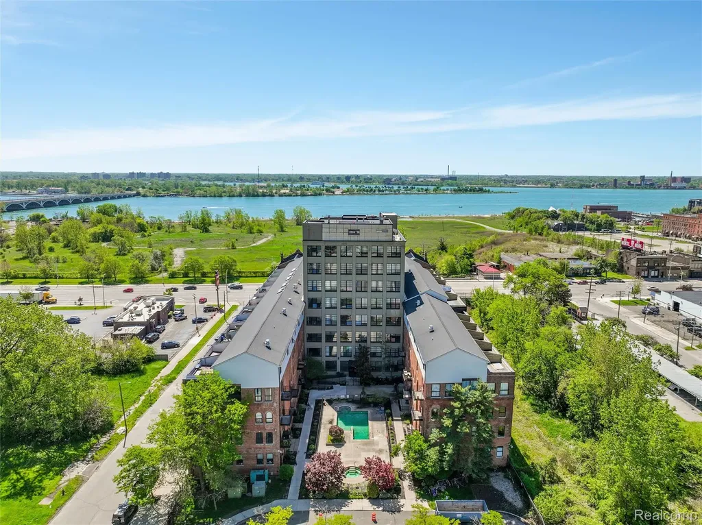 6533 E Jefferson Detroit City MI 48207