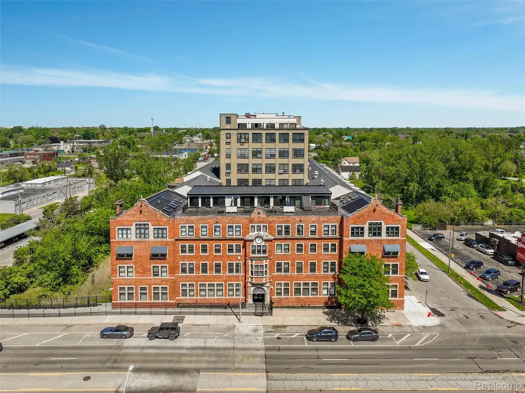 6533 E Jefferson Detroit City MI 48207