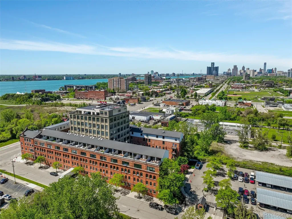 6533 E Jefferson Detroit City MI 48207