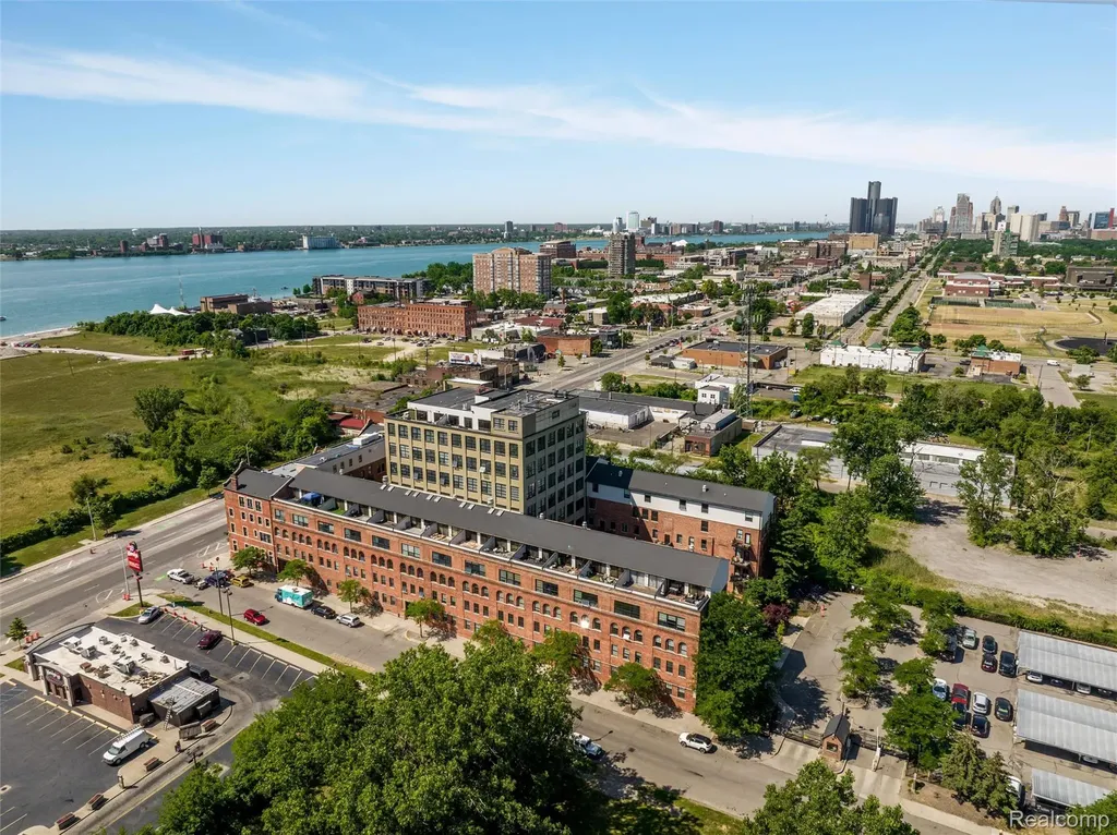 6533 E Jefferson Detroit City MI 48207