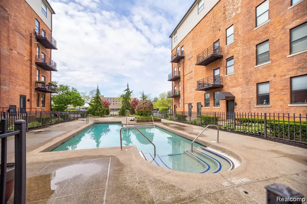 6533 E Jefferson Detroit City MI 48207