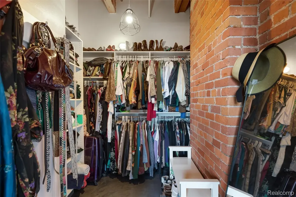 6533 E Jefferson Detroit City MI 48207