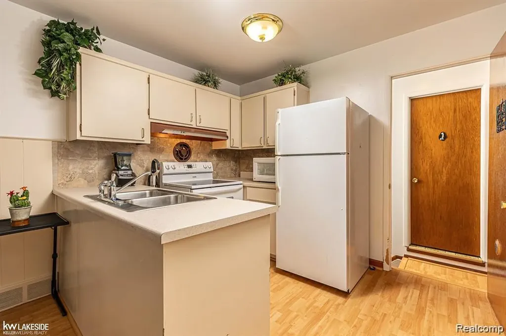 25810 Virginia Drive Warren City MI 48091