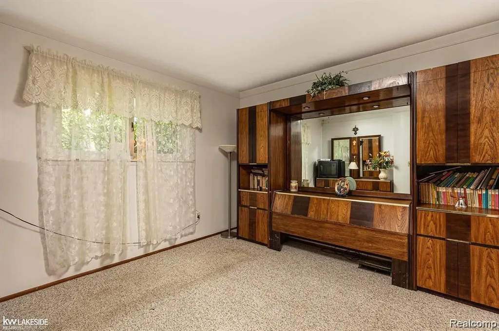 25810 Virginia Drive Warren City MI 48091