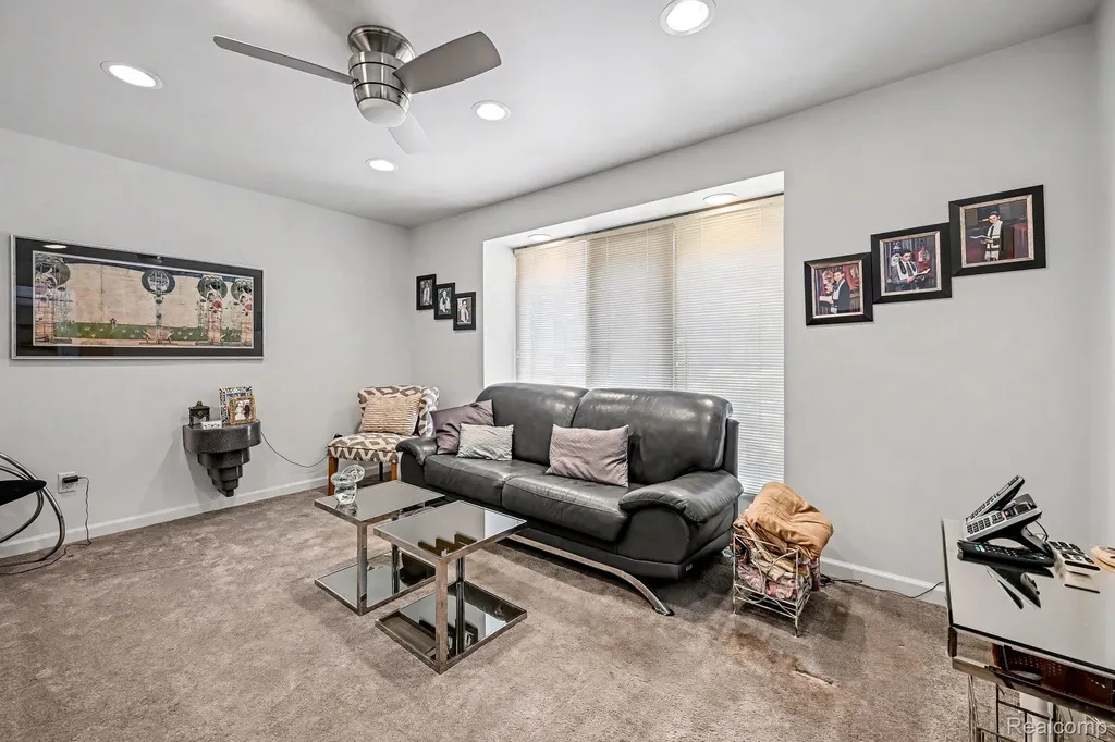 5950 Pinetree Drive West Bloomfield Charter Township MI 48322