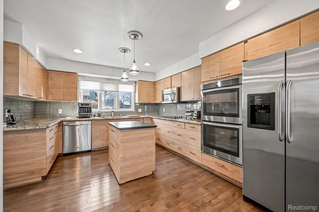 5950 Pinetree Drive West Bloomfield Charter Township MI 48322