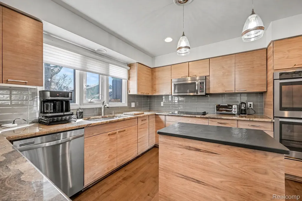 5950 Pinetree Drive West Bloomfield Charter Township MI 48322