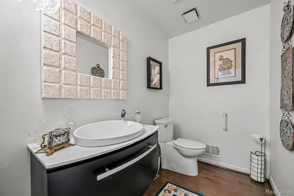5950 Pinetree Drive West Bloomfield Charter Township MI 48322