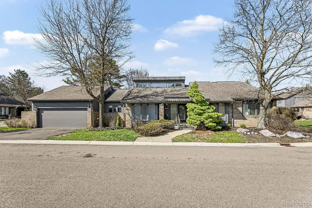 5950 Pinetree Drive West Bloomfield Charter Township MI 48322