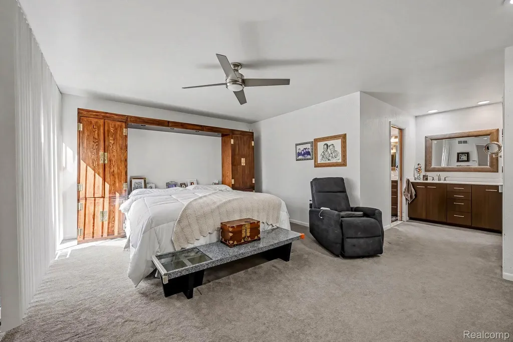 5950 Pinetree Drive West Bloomfield Charter Township MI 48322