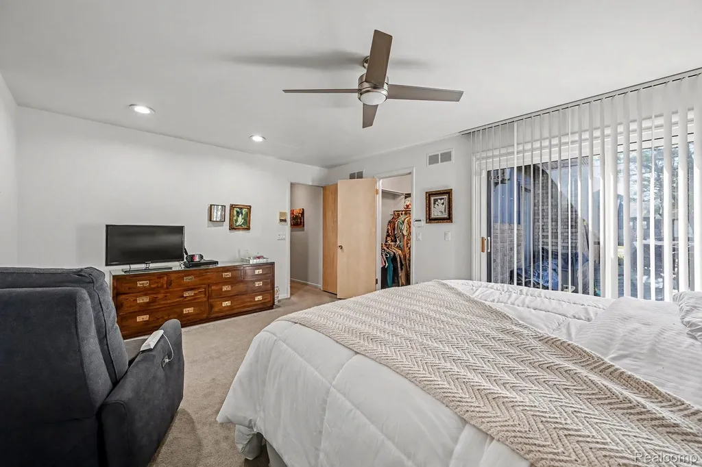 5950 Pinetree Drive West Bloomfield Charter Township MI 48322