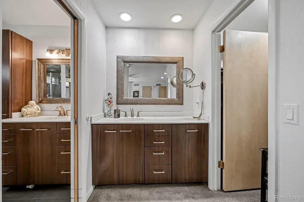 5950 Pinetree Drive West Bloomfield Charter Township MI 48322