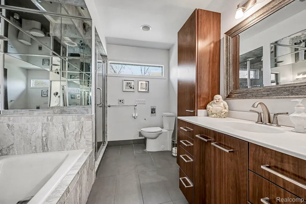 5950 Pinetree Drive West Bloomfield Charter Township MI 48322