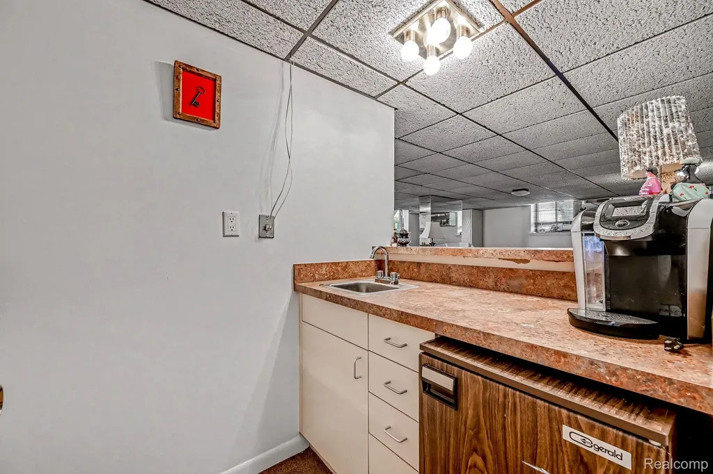 5950 Pinetree Drive West Bloomfield Charter Township MI 48322