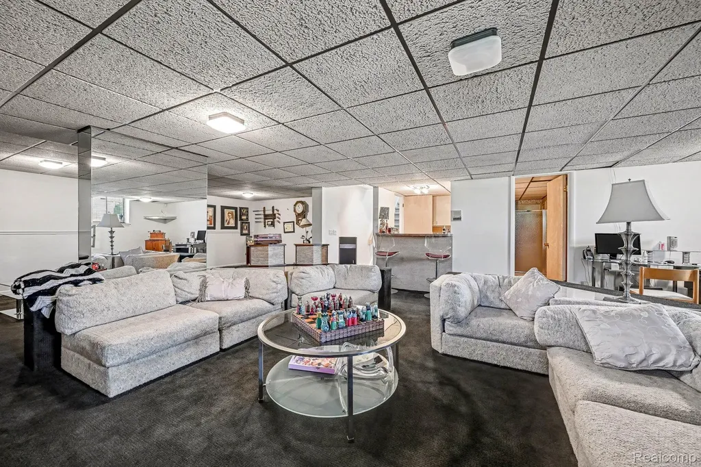 5950 Pinetree Drive West Bloomfield Charter Township MI 48322