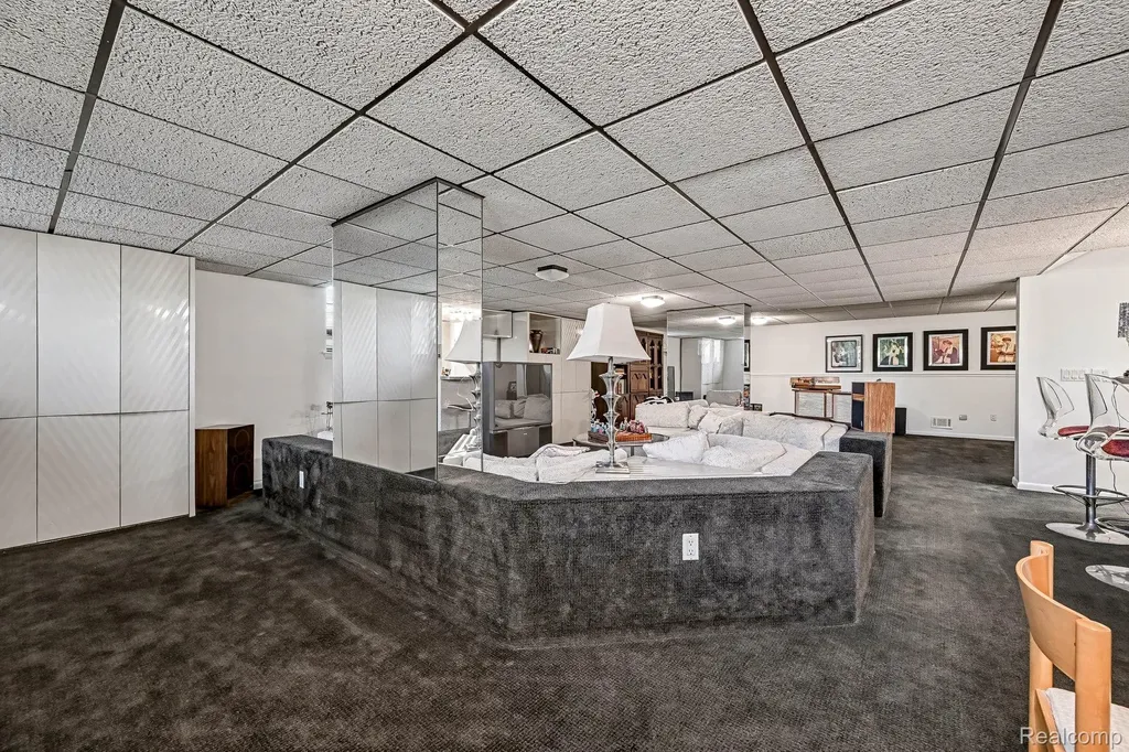 5950 Pinetree Drive West Bloomfield Charter Township MI 48322