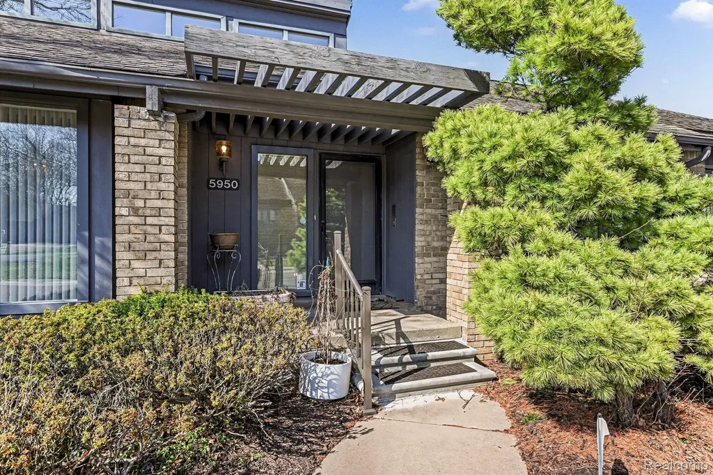 5950 Pinetree Drive West Bloomfield Charter Township MI 48322