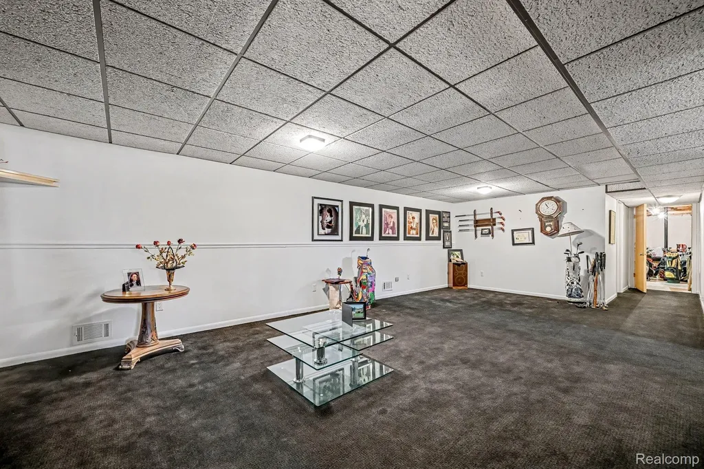 5950 Pinetree Drive West Bloomfield Charter Township MI 48322