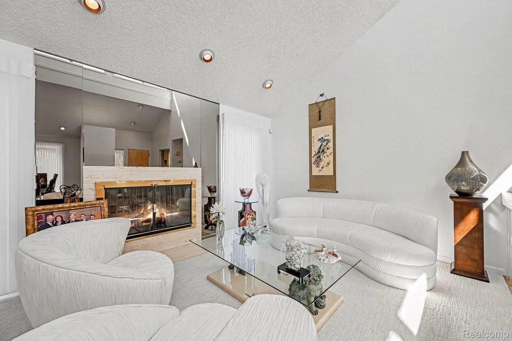 5950 Pinetree Drive West Bloomfield Charter Township MI 48322