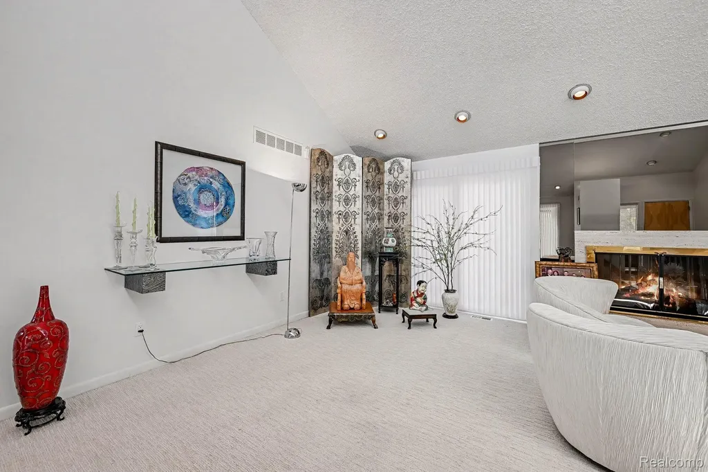 5950 Pinetree Drive West Bloomfield Charter Township MI 48322