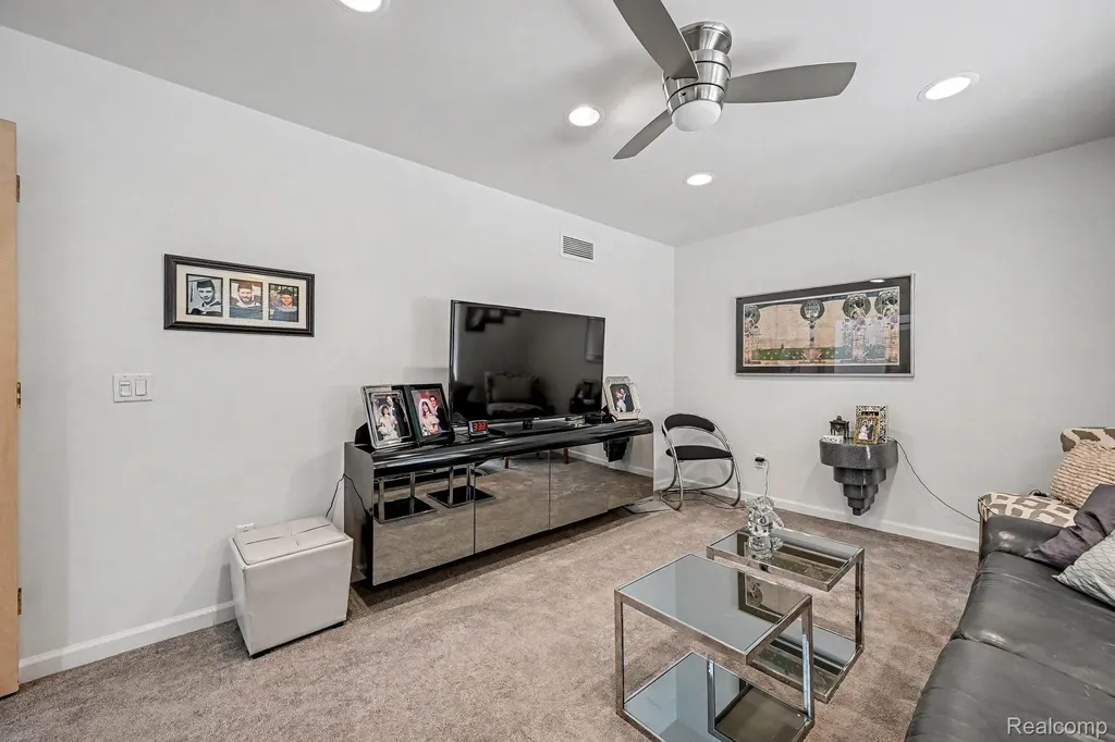 5950 Pinetree Drive West Bloomfield Charter Township MI 48322