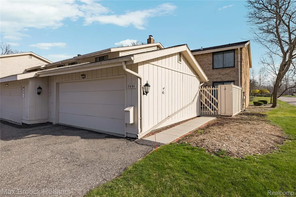 7451 Pebble Point West Bloomfield Charter Township MI 48322