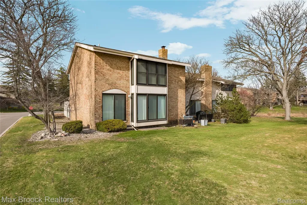 7451 Pebble Point West Bloomfield Charter Township MI 48322