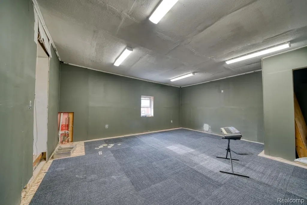 10325 Cadieux Road Detroit City MI 48224