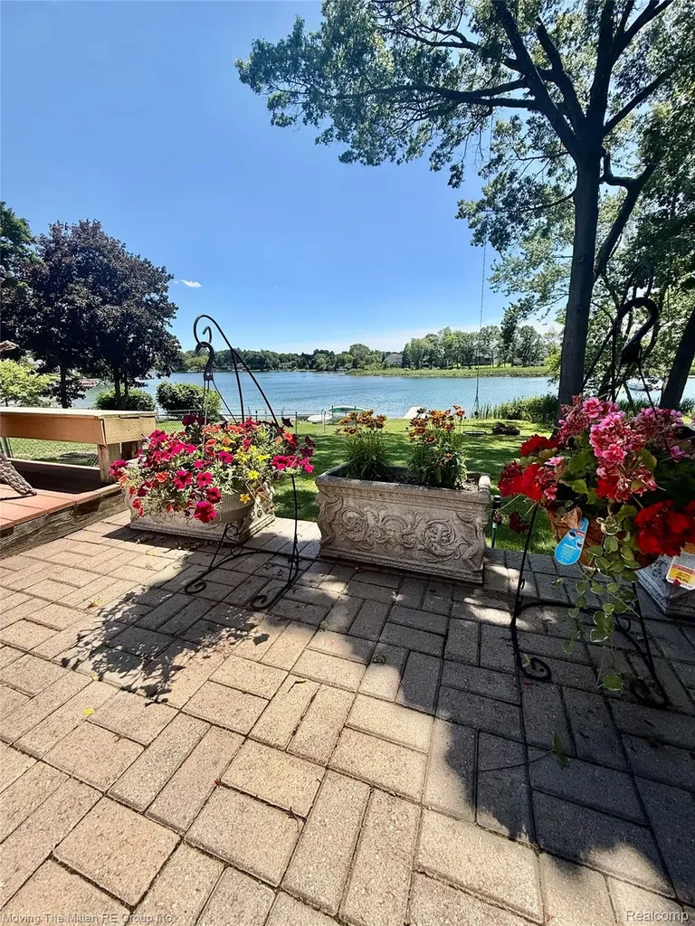 2965 Barkman Drive Waterford Charter Township MI 48329