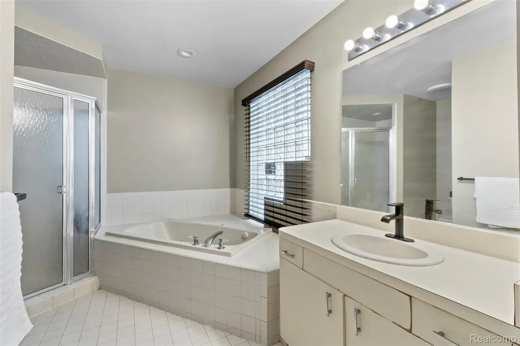 3195 Green Oaks Drive West Bloomfield Charter Township MI 48324