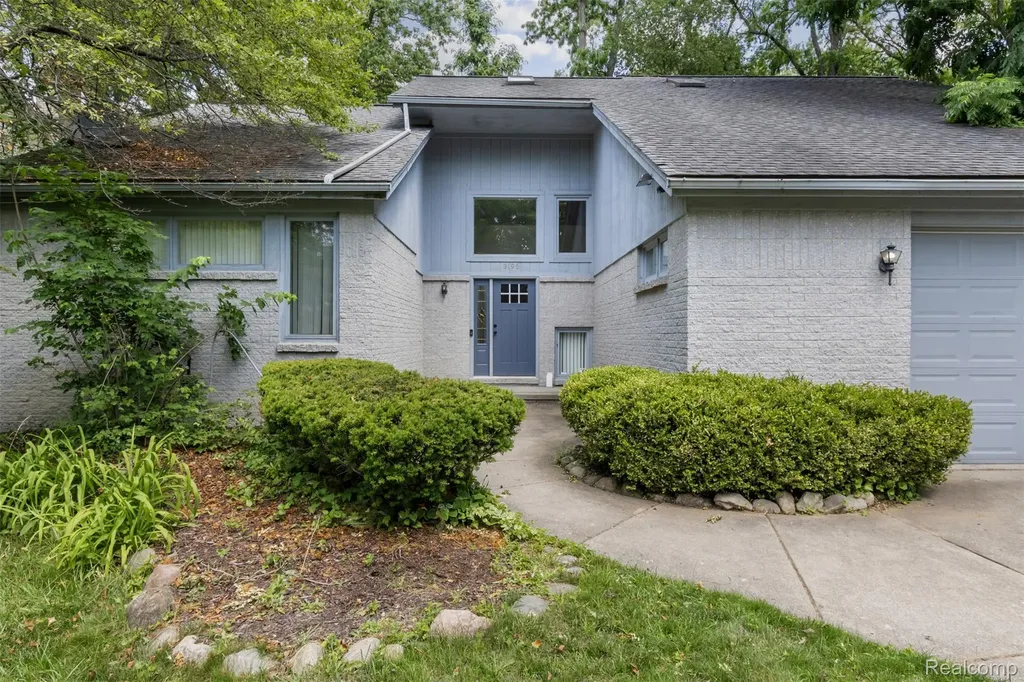 3195 Green Oaks Drive West Bloomfield Charter Township MI 48324