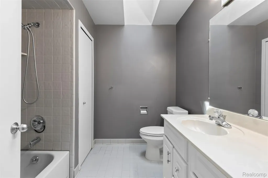 3195 Green Oaks Drive West Bloomfield Charter Township MI 48324