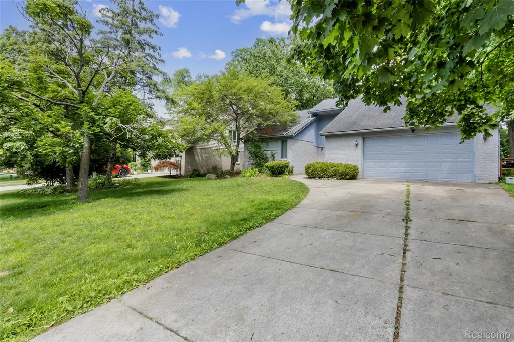 3195 Green Oaks Drive West Bloomfield Charter Township MI 48324