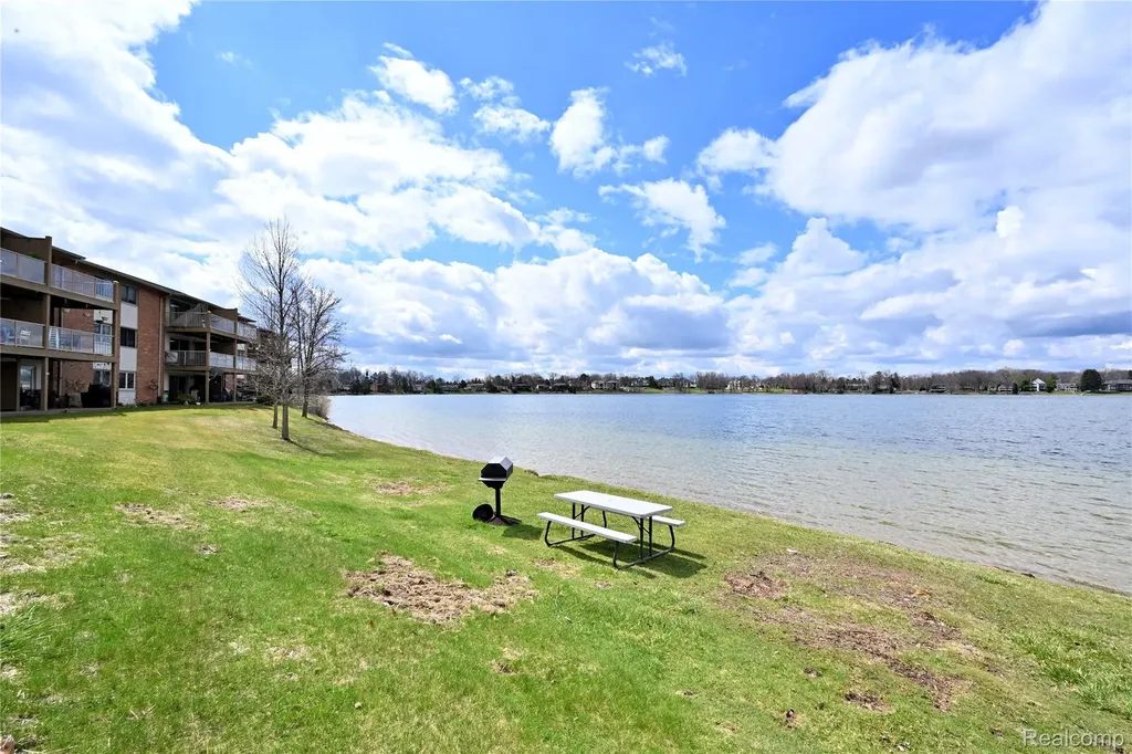 1966 Klingensmith Road Bloomfield Hills City MI 48302