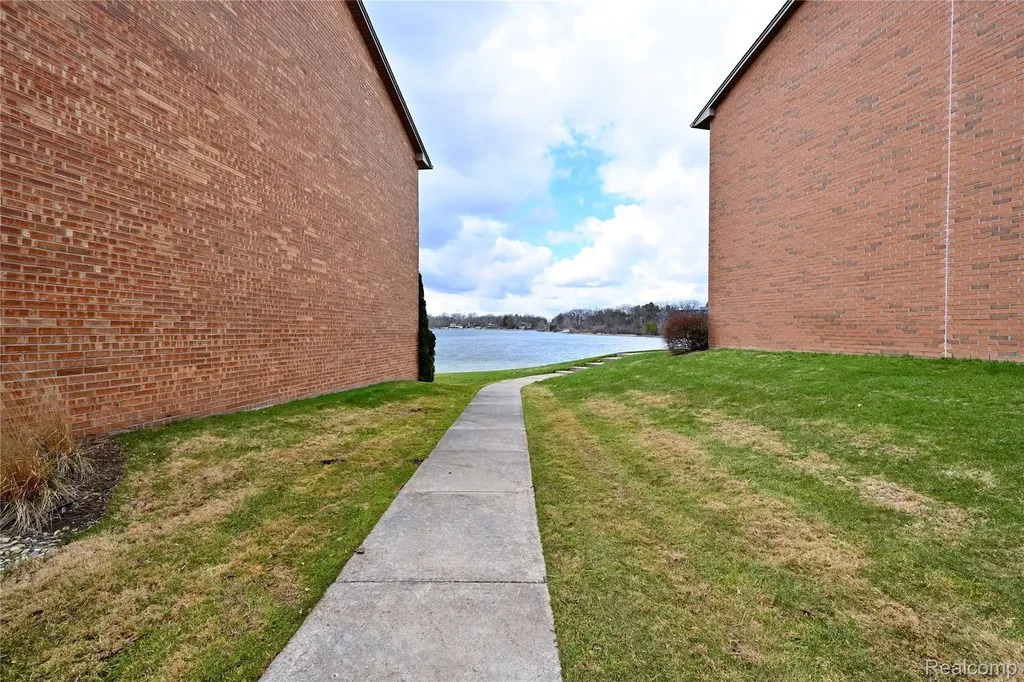 1966 Klingensmith Road Bloomfield Hills City MI 48302