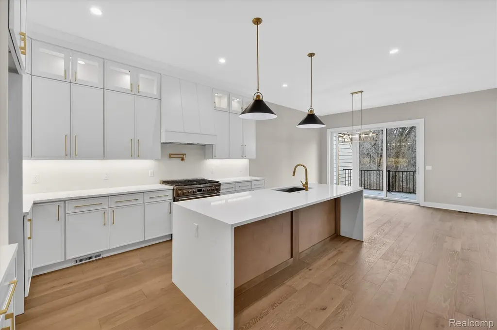 546 Maplehill Road Rochester Hills City MI 48306