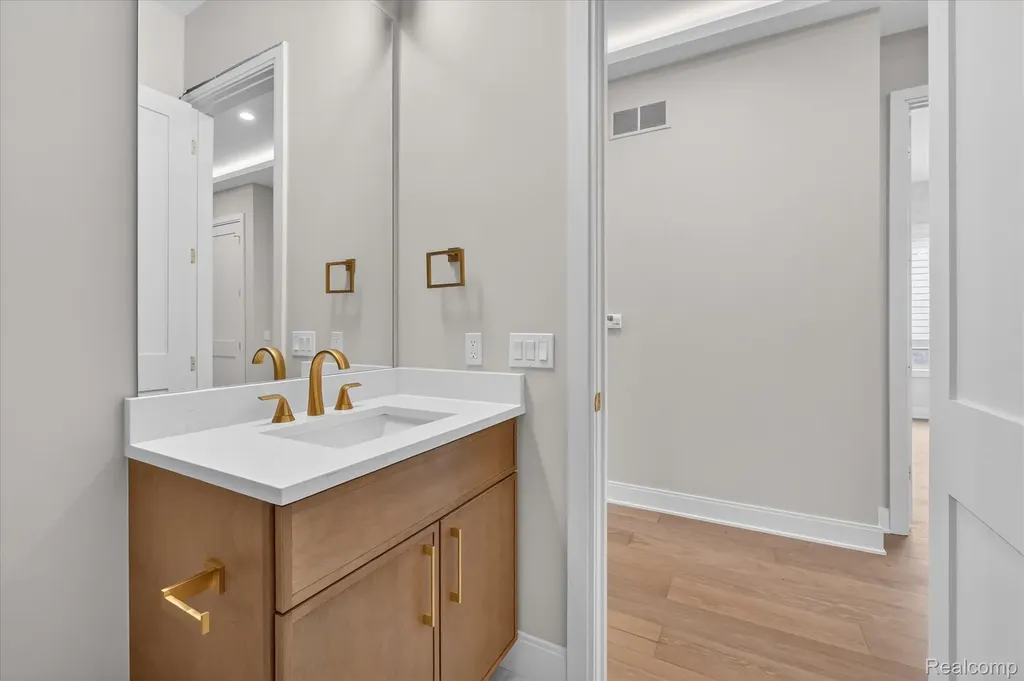 546 Maplehill Road Rochester Hills City MI 48306