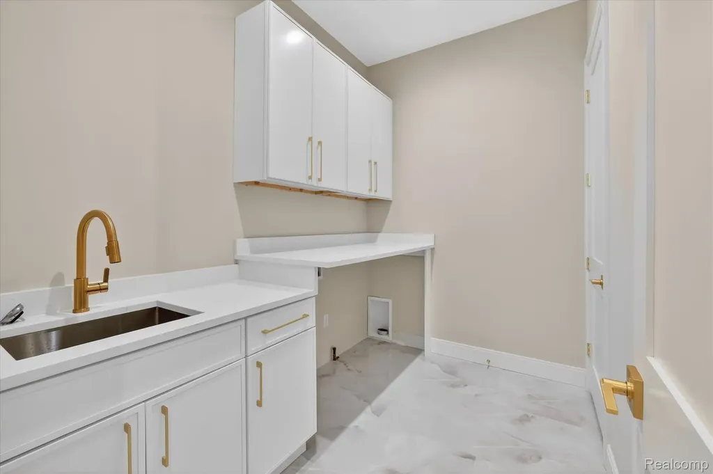 546 Maplehill Road Rochester Hills City MI 48306