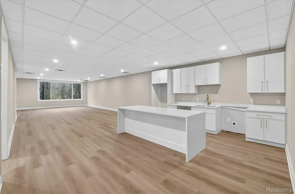 546 Maplehill Road Rochester Hills City MI 48306