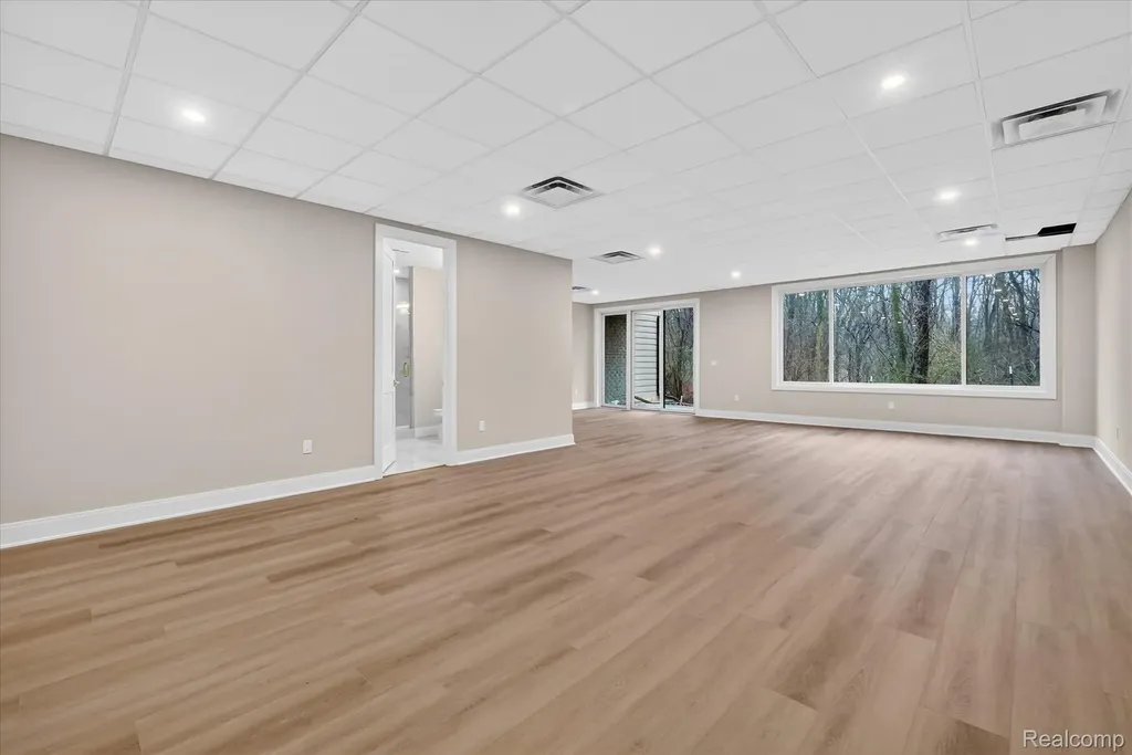 546 Maplehill Road Rochester Hills City MI 48306