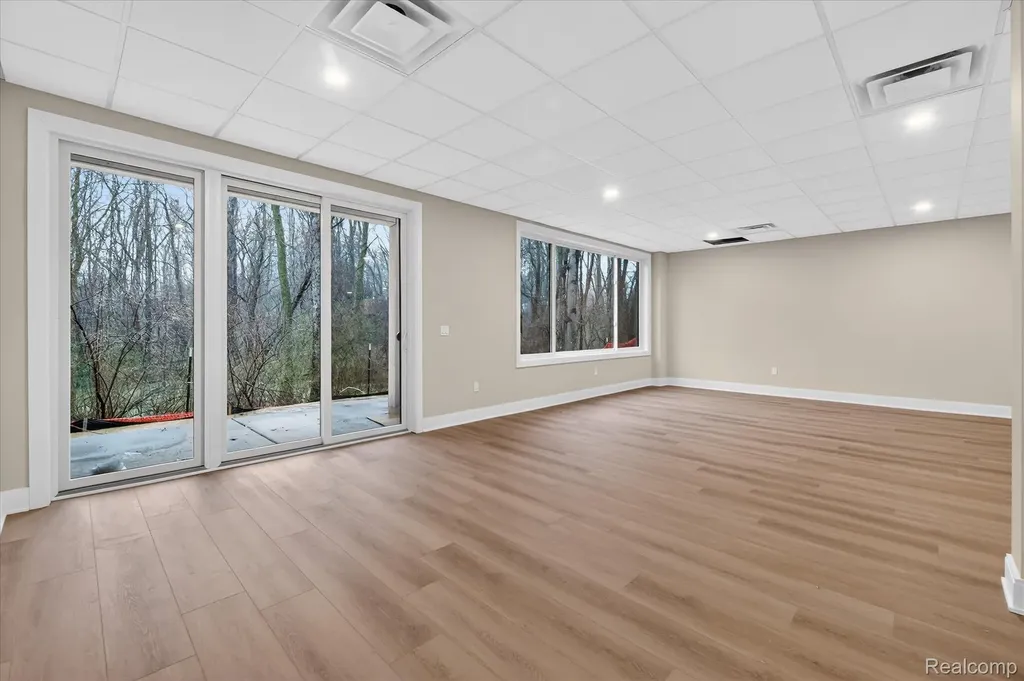 546 Maplehill Road Rochester Hills City MI 48306