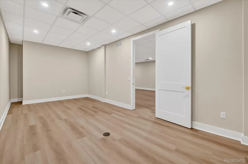 546 Maplehill Road Rochester Hills City MI 48306