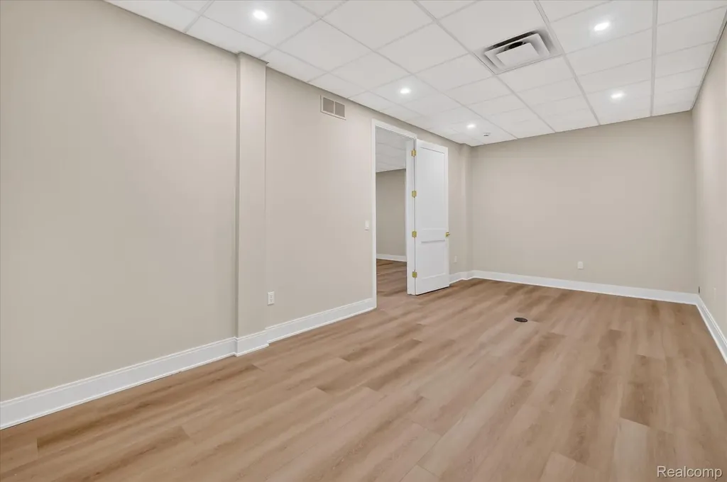 546 Maplehill Road Rochester Hills City MI 48306