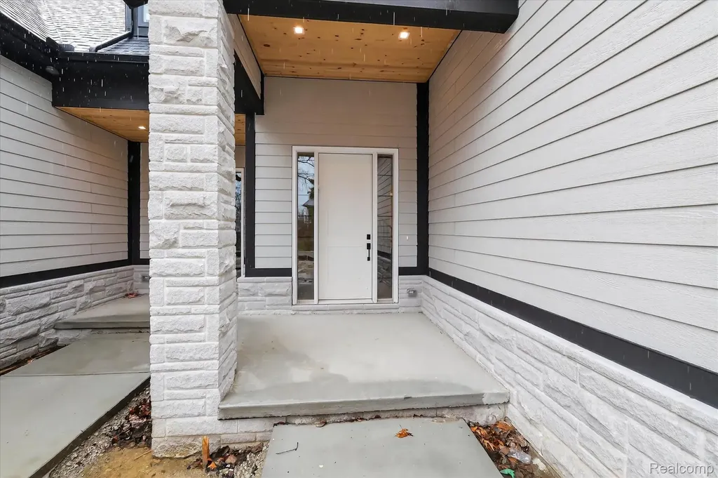 546 Maplehill Road Rochester Hills City MI 48306
