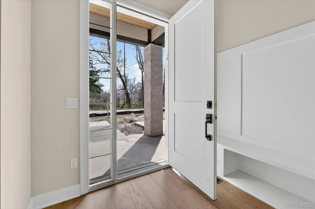 546 Maplehill Road Rochester Hills City MI 48306