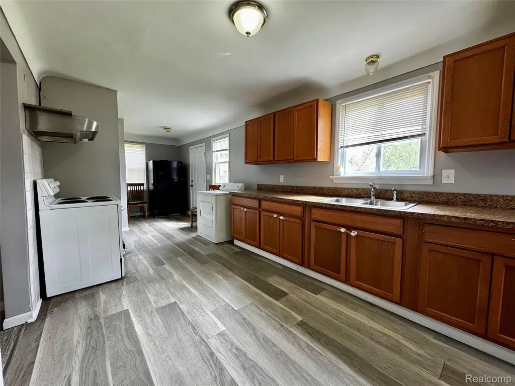 8045 Cadillac Avenue Warren City MI 48089