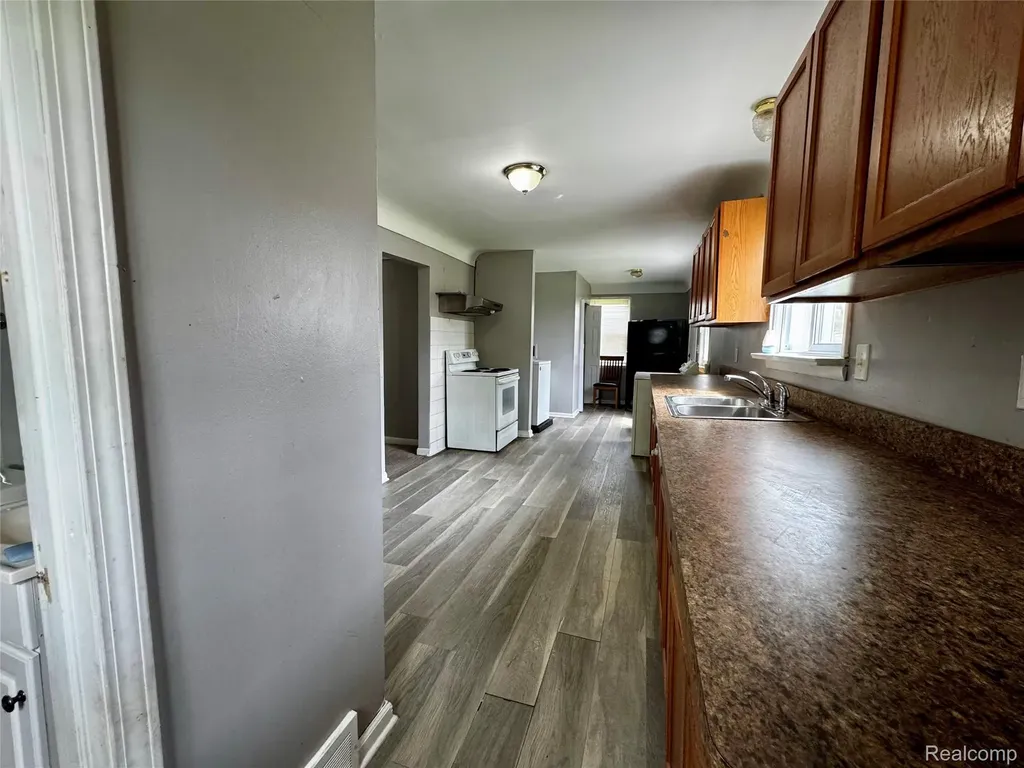 8045 Cadillac Avenue Warren City MI 48089