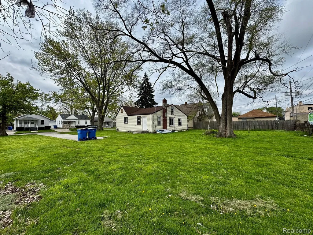 8045 Cadillac Avenue Warren City MI 48089