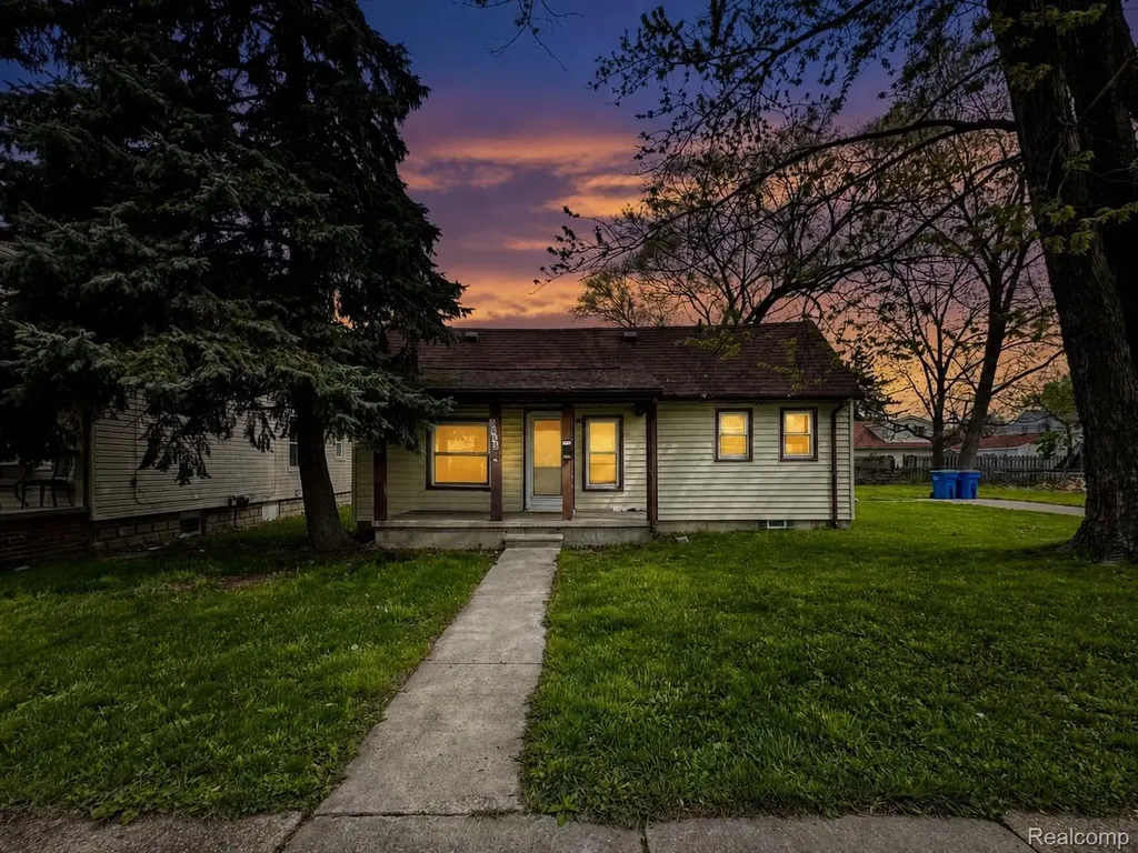8045 Cadillac Avenue Warren City MI 48089