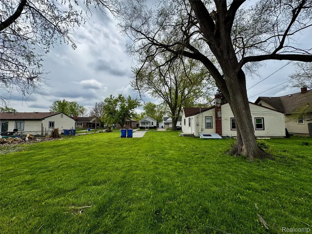 8045 Cadillac Avenue Warren City MI 48089